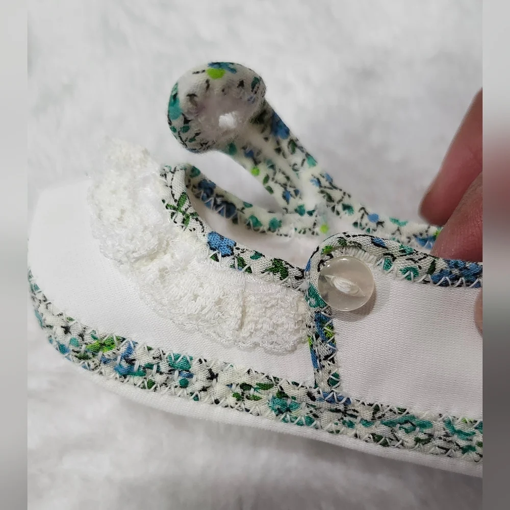 Vintage 70s 80s White Blue Baby Crib Shoes  * Like New Condition *